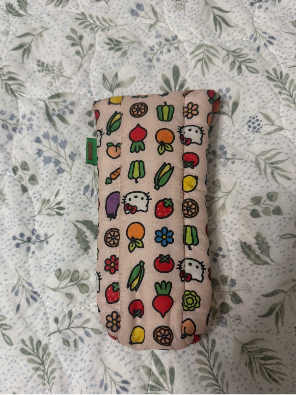BAGGU x Hello Kitty Fruits Glasses Sleeve - 2 small flaws - Picture 2 of 4